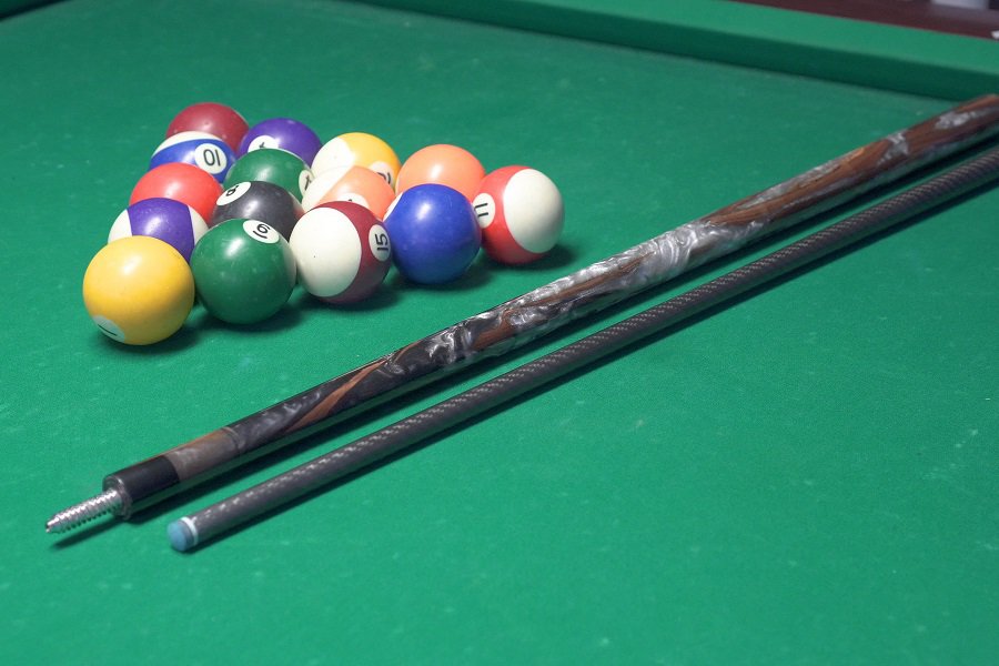 differences between graphite and wood pool cues